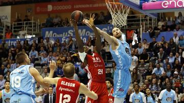 Kevin Tumba, p&iacute;vot del UCAM Murcia, lucha por un rebote con Alec Brown, del Caf&eacute;s Candelas Breog&aacute;n.