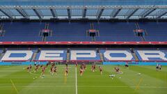 Las jugadoras de la Selección española femenina durante un entrenamiento que ha llevado a cabo el combinado nacional en el estadio de Riazor en A Coruña (Galicia).