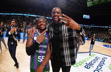 Kendrick Perry y Will Thomas, a quien Unicaja homenajeó en los prolegómenos del partido ante el Barcelona.