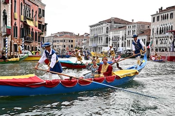 Un gran número de turistas y curiosos se congregaron en torno al Gran Canal de Venecia para presenciar la Regata Histórica anual de góndolas y 
 embarcaciones, que tiene lugar en la ciudad italiana. Se trata de uno de los
acontecimientos más antiguos que se celebran en la laguna, ya que su origen se remonta, al menos, al siglo XIII.