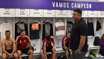 Ronaldo, con los futbolistas del Valladolid.