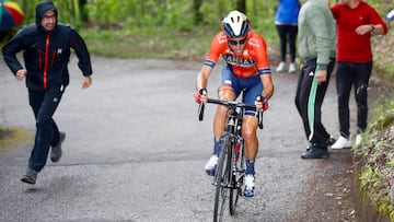 Vincenzo Nibali ataca en las rampas del Mortirolo en la 16&ordf; etapa del Giro de Italia 2019.