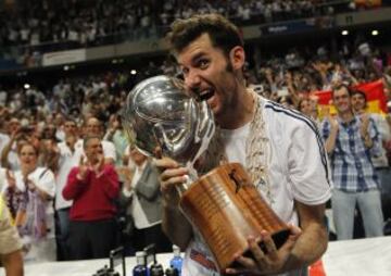 Rudy Fernández con la copa de la Liga.