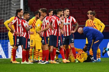 Piqué se marchó lesionado.