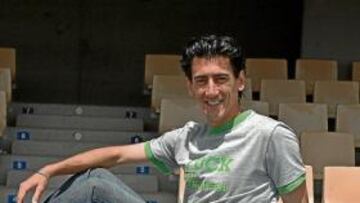 <b>ANSIOSO POR FIRMAR. </b>Pedro Ríos, sonriente, posa para AS en Chapín.