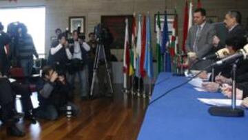 <b>YA HAY CRUCES. </b>Los dirigentes de los diversos clubes siguieron con atención el sorteo de octavos y cuartos, que ha dejado el Sevilla-Barça como primera bomba.