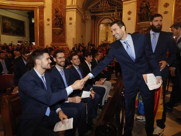 El Valencia Basket en la Basílica de la Vírgen de los Desamparados. Rafa Martí­nez.
