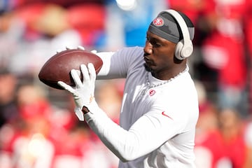 Deebo Samuel of the San Francisco 49ers warms-up 