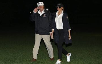 Melania Trump decidió cambiar su look a su llegada a Texas y apostar por unas zapatillas.