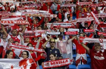 Aficionados sevillistas momentos antes del comienzo de la final de la supercopa disputado esta noche en el Cardiff City Stadium de Cardiff 