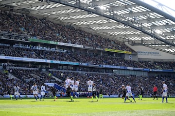 El Manchester City de Pep Guardiola se coronó campeón de la Premier League al golear 4-1 al Brighton en la última fecha de la liga. 