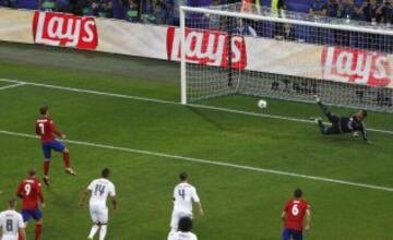 Griezmann lanza el penalti al palo. 