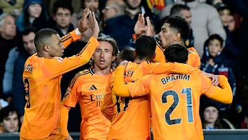 Real Madrid's English midfielder #05 Jude Bellingham (R) celebrates with teammates after scoring his team's second goal during the Spanish league football match between Valencia CF and Real Madrid CF at the Mestalla stadium in Valencia on January 3, 2025. (Photo by JOSE JORDAN / AFP)