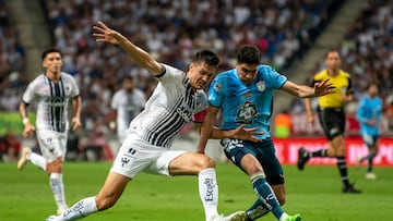 AME7656. MONTERREY (MÉXICO), 23/10/2022.- Cesar Montes (i) de Rayados disputa el balón con Nicolas Ibañez de Pachuca hoy, durante el partido de vuelta correspondiente a la semifinal del Torneo Apertura 2022, disputado en el estadio BBVA, en Monterrey (México). EFE/ Miguel Sierra
