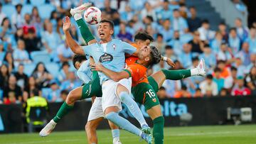 El defensa Carlos Domínguez pelea un balón con Hugo Duro durante el partido de Liga entre el Celta y el Valencia en Balaídos.