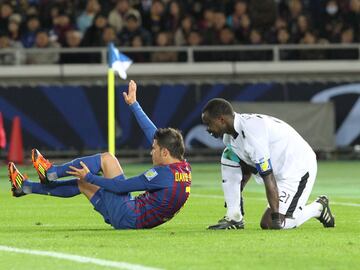 En la semifinal del Mundial de clubes, en un lance de juego sin mayor peligro aparente, Villa choca con un rival de Al Sadd y sufre una rotura en la tibia izquierda, su lesión más grave como profesional. El Barcelona ganó el Mundial pero perdió a Villa durante varios meses.