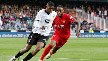 El delantero del RCD Mallorca Cyle Larin (d) se escapa de Cristhian Mosquera, del Valencia CF, durante el partido de la jornada 30 de LaLiga que Valencia CF y RCD Mallorca.