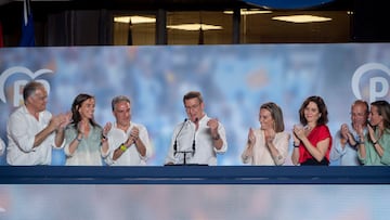 El coordinador general del PP nacional, Elías Bendodo (3i), el candidato del PP a la Presidencia del Gobierno de España, Alberto Núñez Feijóo (c), la secretaria general del Partido Popular, Cuca Gamarra (4d), la presidenta de la Comunidad de Madrid, Isabel Díaz Ayuso (3d), y el vicesecretario general de Organización del Partido Popular, Miguel Tellado (2d), durante el seguimiento de la jornada electoral de los comicios generales en la sede del PP en la calle Génova, a 23 de julio de 2023, en Madrid (España). Todos los españoles han sido llamados hoy, 23 de julio de 2023, para elegir a sus representantes para los próximos cuatro años. Están en juego 350 escaños en el Congreso y 208 en el Senado (ya que 57 de los 265 senadores lo son por designación autonómica), que tendrán que elegir al próximo Gobierno.
23 JULIO 2023;23J;ELECCIONES;RESULTADOS;JULIO;GENERALES;PRESIDENTE
Alberto Ortega / Europa Press
24/07/2023