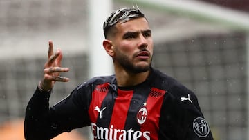 Theo Hernández, jugador del AC Milan, celebra un gol.