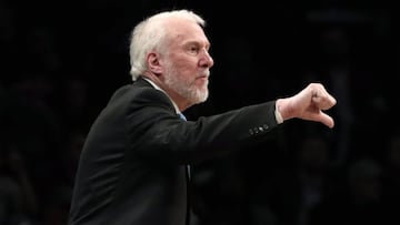 El entrenador de San Antonio Spurs Gregg Popovich da instrucciones a los jugadores durante el partido contra los Brooklyn Nets.