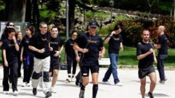<b>EN EL RETIRO. </b>Engels, con gorra y gafas de sol, inicia su 74ª maratón en el madrileño Parque de El Retiro junto al redactor de AS, Juanma Bellón, a la derecha en la foto.