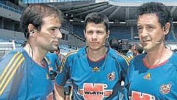 <b>REUNIÓN. </b>Los colegiados y asistentes de Primera División los probaron ayer en El Sardinero.