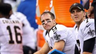 Drew Brees, sufriendo en el banquillo en la derrota de sus Saints frente a los Tampa Bay Buccaneers.