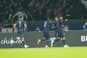 1-0. Warren Zaïre-Emery celebra el primer que marca en el minuto 13 de partido.