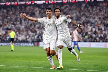 0-2. Rodrygo celebra el segundo tanto con Gonzálo García.