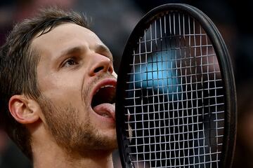 Ignoramos si su sabor es dulce, amargo o salado. Tampoco sabemos el motivo que llevó a Yannick Hanfmann a pasar la lengua por su raqueta durante el partido de octavos del Abierto de Roma contra Andrey Rublev, tal y como refleja la imagen. Quizás fuera una forma de saborerar, literalmente, su triunfo sobre el ruso por 7-6 (7-5), 4-6 y 6-3.