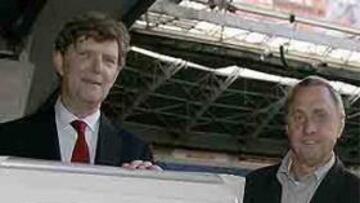 <b>RECONOCIEMIENTO</b>. El jugador holandés realizó algunas de sus mejores faenas vistiendo el 14 del club de Amsterdam.