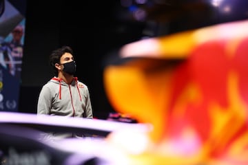 'Checo' Pérez vivió su primer día en la fábrica de Red Bull