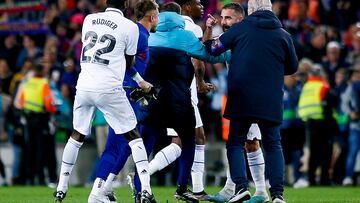 La imagen de Arnau Tenas con Carvajal al final del Clásico del Camp Nou.