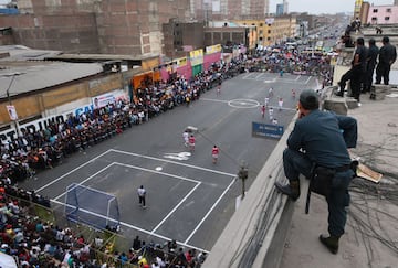Que hay que cerrar una calle para jugar un partido pues se cierra.
