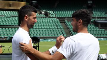 Novak Djokovic y Carlos Alcaraz se saludan en Wimbledon.