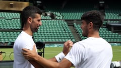 Djokovic y Alcaraz se saludan hoy en la Central, durante la sesión de entrenamientos.