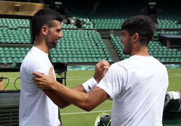 Alcaraz y Djokovic se saludan en las instalaciones de Wimbledon. 