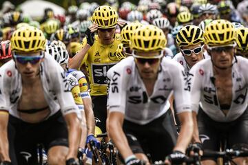 Chris Froome con el maillot amarillo destaca entre su equipo el SKY.