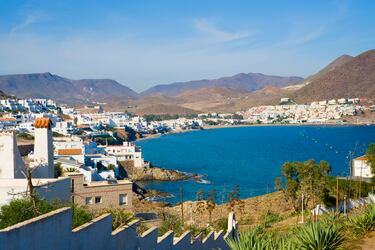Capital oficiosa de Cabo de Gata, el municipio de San José rezuma actividad por los cuatro costados. Bohemia y paradisíaca, esta antigua aldea marinera convertida en centro neurálgico de la zona, ofrece una apabullante belleza desertica, muy típica en todo el entorno, y alguna de las playas más bonitas de toda España, como son la de los Genoveses y del Mónsul.