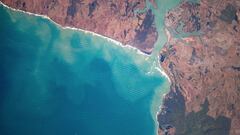 La ola de Raglanz, Nueva Zelanda, vista desde la Estaci&oacute;n Espacial Internacional (ISS) y publicada en Instagram por la astronauta y apasionada del surf Christina Hammock Koch.