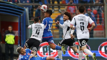 El jugador de Universidad de Chile, Nicolás Guerra, disputa el balón con Alan Saldivia de Colo Colo durante el partido de Primera División disputado en el estadio Santa Laura.