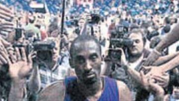 <b>RUMBO A CHAMBERLAIN. </b>Los 'fans' de Nueva Orleans saludan la ruta de Kobe hacia Chamberlain.