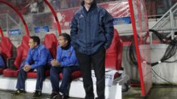 El técnico del Levante, en el campo del Twente.