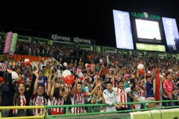 La afición de Chivas presente en el Estadio León.