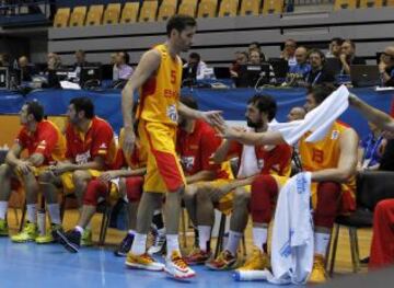 Rudy Fernández saluda a Marc Gasol tras un cambio.