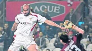 <b>UN AUTÉNTICO MATADOR. </b>Kanouté se prepara para fusilar a Armando en el primero de los dos goles que consiguió ayer en San Mamés.