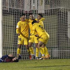 Bustos se reivindica con dos goles en Copa