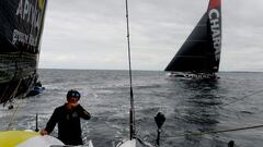 Charlie Dalin, a bordo del &quot;Apivia&quot; antes de la Vend&eacute;e Globe.