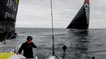 Charlie Dalin, a bordo del &quot;Apivia&quot; antes de la Vend&eacute;e Globe.