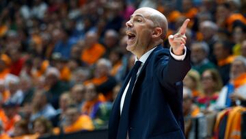 VALENCIA, 09/02/2025.- El entrenador del FC Barcelona, Joan Peñarroya, durante el partido de baloncesto correspondiente a la jornada 20 de la Liga Endesa disputado este domingo ante el Valencia Basket en el pabellón de la Fuente de San Luis. EFE/Miguel Ángel Polo
